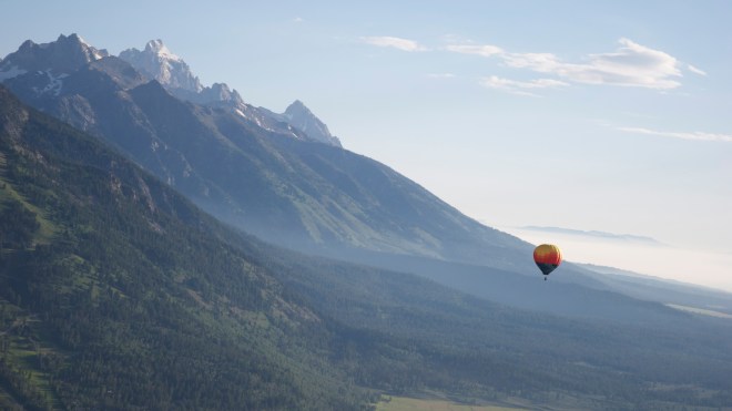 Road-trip-national-parks-USA-Grand-tetons-mountain-hot-air-balloon-Wyoming-summer-2013